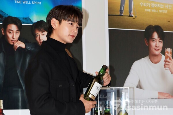 샤이니 민호가 포토타임을 가지고 있다. [사진 /오훈 기자]