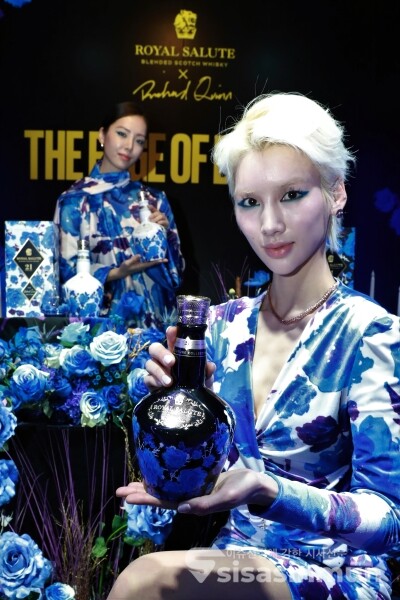 모델들이 '로얄살루트 21년 리차드 퀸 에디션'을 선보이고 있다. [사진 /오훈 기자]