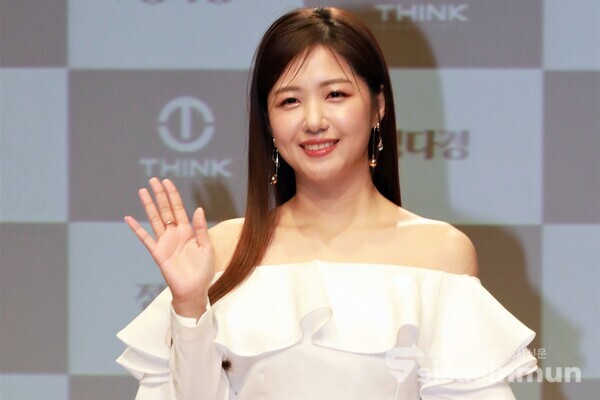 정다경이 포토타임을 갖고 있다. [사진 / 오훈 기자]