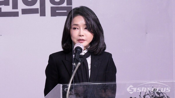 국민의힘 윤석열 대선 후보의 배우자 김건희 씨가 26일 오후 서울 여의도 국민의힘 당사에서 자신의 의혹에 대한 입장문을 발표하고 있다. 사진 / 김기범 기자