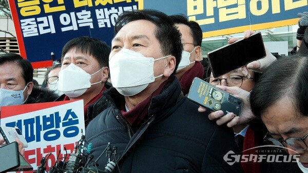 MBC가 국민의힘 윤석열 대선 후보의 배우자 김건희 씨의 7시간 통화 녹음 내용을 보도할 것이라고 예고한 가운데 14일 국민의힘 김기혐 원내대표를 비롯 원내지도부가 MBC를 항의 방문하고 있다. 사진/ 김기범 기자