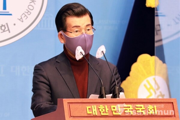 장영하 변호사가 기자회견을 하고 있다. [사진 /오훈 기자]