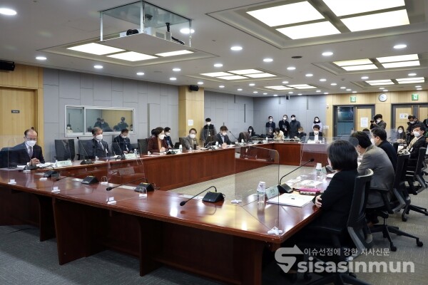 20일 국회 의원회관에서 국가교육위원회 안정적 출범을 위한 국회 간담회가 열리고 있다. [사진 / 오훈 기자]