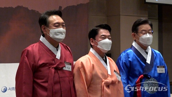 (왼쪽부터)국민의힘 윤석열 대선 후보, 국민의당 안철수 후보, 더불어민주당 이재명 후보가 17일 서울 중구 한국프레스센터 국제회의장에서 열린 2022년 재경 대구경북인 신년교례회에서 기념 촬영을 하고 있다. 사진 / 이강산 기자