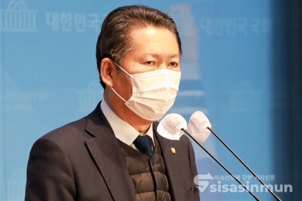 정청래 더불어민주당 의원이 기자회견을 하고 있다. [사진 / 오훈 기자]