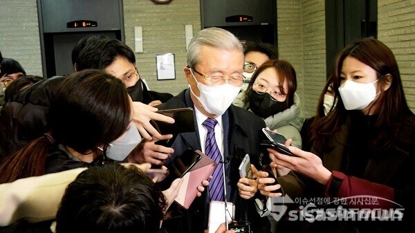 국민의힘 김종인 총괄선대위원장이 4일 서울 여의도 국민의힘 중앙당사를 떠나며 취재진의 질문을 받고 있다. 사진 / 이강산 기자