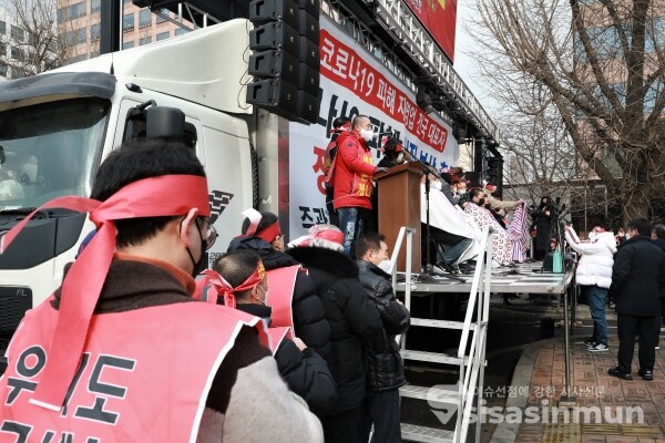 코로나피해자영업총연합(코자총) 자영업자들이 '분노의 299인 릴레이 삭발식'을 진행하고 있다.