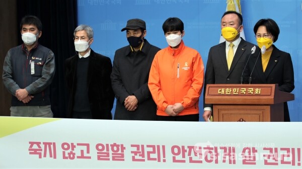 강은미 의원이 기자회견을 갖고 있다. [사진 / 오훈 기자]