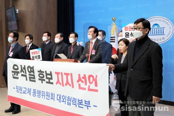 홍기훈 전 의원 등 민주당 출신 정치인 26인이 기자회견을 하고 있다. [사진 / 오훈 기자]