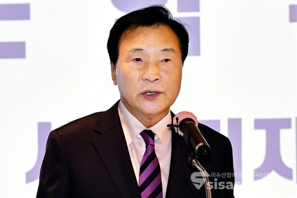 손학규 전 바른미래당 대표가 대선 후보직 사퇴 기자회견을 하고 있다.