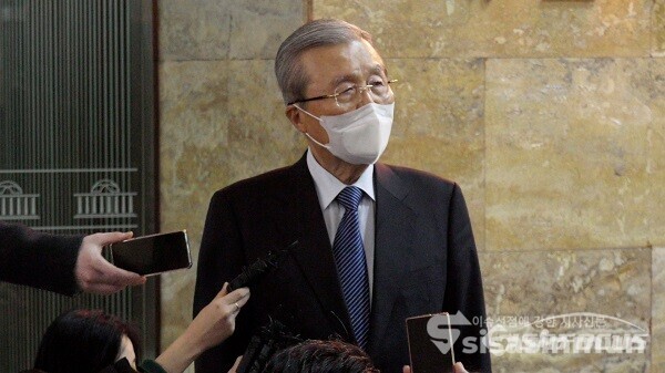 국민의힘 김종인 총괄선대위원장이 3일 서울 여의도 국회 본청 예결위회의장에서 의원총회를 마치고 취재진의 질의에 답하고 있다. 사진 / 권민구 기자