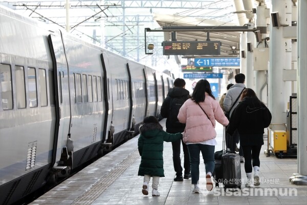 귀성객들이 열차에 탑승하기 위해 이동하고 있다. [사진 / 오훈 기자]
