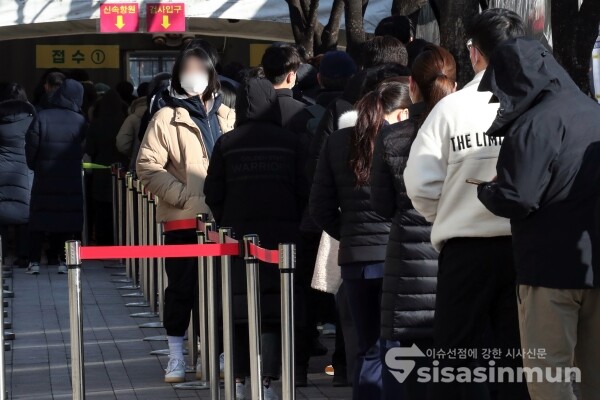 시민들이 줄을 서 대기하고 있다. [사진 /오훈 기자]