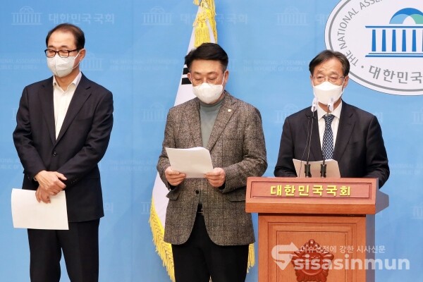 더불어민주당 인천시 국회의원 일동이 기자회견을 하고 있다. [사진 / 오훈 기자]