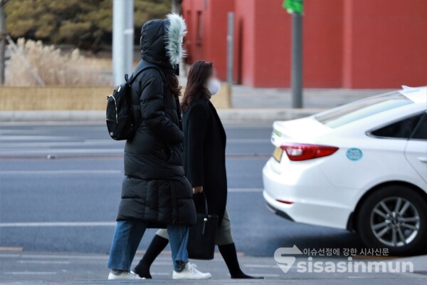 시민들이 잔뜩 움츠린 채 출근하고 있다. [사진 / 오훈 기자]