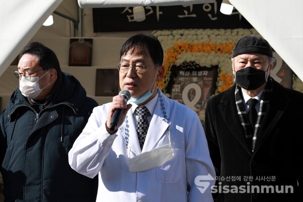 코로나19진상규명시민연대 관계자들이 기자회견을 하고 있다. [사진 /오훈 기자]