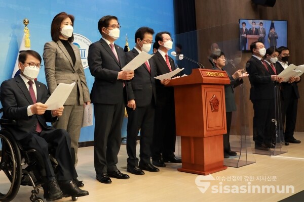 국민의힘 예산결산특별위원회 위원들이 기자회견을 하고 있다. [사진 /오훈 기자]