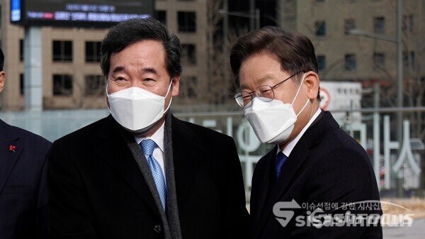 더불어민주당 이낙연 전 대표와 이재명 대선 후보가 23일 서울 중구 한식당에서 오찬 회동을 마치고 브리핑 장소에서 손을 맞잡고 있다. 사진 / 권민구 기자