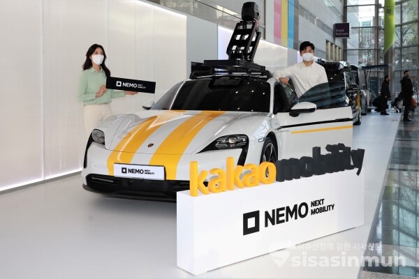 모델들이 모바일 맵핑 시스템이 장착된 '포르쉐 타이칸'을 선보이고 있다. [사진 / 오훈 기자]