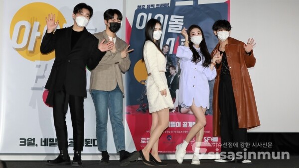 배우 문종업, 유호연, 배우희, 김나현, 켄타가 포토타임을 가지고 있다. [사진 / 오훈 기자]