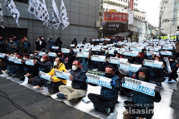 택배노조 노조원들이 본사를 기습 점거하고 농성하고 있다. [사진 / 오훈 기자]