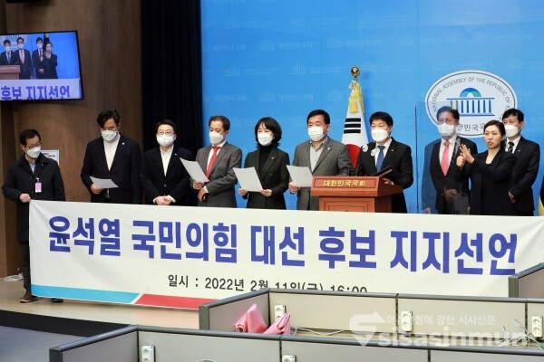 대한치과협회 강충규 부회장을 비롯해 임원 및 회원들이 기자회견을 하고 있다. [사진 /오훈 기자]