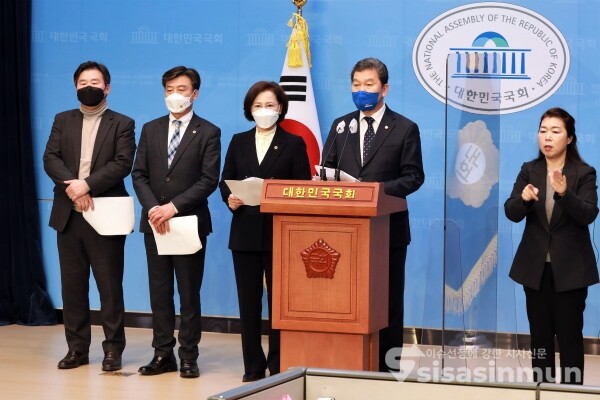 신정훈 국회의원을 비롯해 김연 충남도의원, 이공휘 충남도의원, 이상근 문화재환수국제연대 상임대표가 기자회견을 하고 있다. [사진 /오훈 기자]