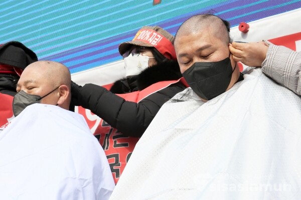 코로나피해자영업총연합(코자총)이 집회를 하고 있다. [사진 / 오훈 기자]