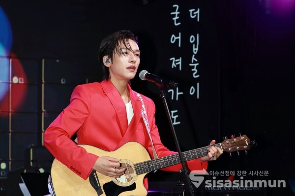 가수 한승윤이 신곡무대를 선보이고 있다. [사진 / 오훈 기자]