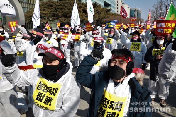 낙농육우협회 회원들이 결의대회를 하고 있다. [사진 / 오훈 기자]
