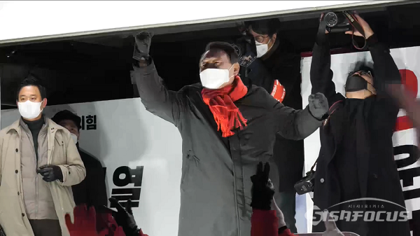 국민의힘 윤석열 대선 후보가 16일 오후 강원도 원주 문화의거리에서 열린 유세에서 지지자들의 환호에 승리 향한 어퍼컷 세리머니로 화답하고 있다. 사진 / 김기범 기자