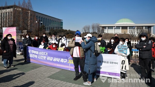 장애인고령자등지원주택10만호공급공동대책위원회 관계자들이 기자회견을 하고 있다. [사진 / 오훈 기자]