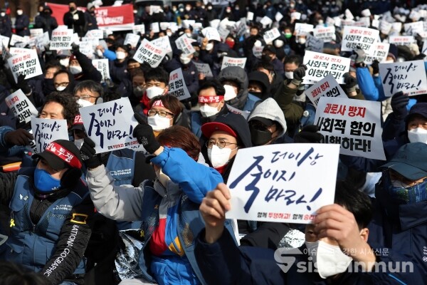 택배노조 조합원들이 구호를 외치고 있다. [사진 / 오훈 기자]