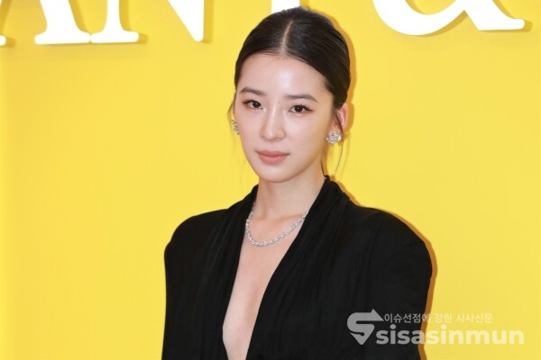 모델 아이린이 포즈를 취하고 있다. [사진 / 오훈 기자]