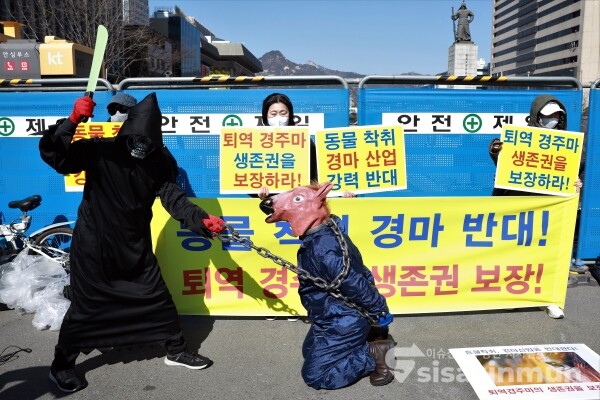 한국동물보호연합 관계자들이 기자회견을 하고 있다. [사진 / 오훈 기자]