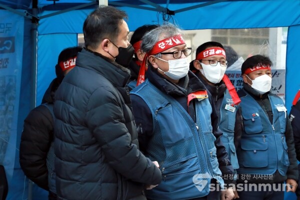 진경호 택배노조위원장과 김종철 대리점연합회장이 악수를 하고 있다. [사진 / 오훈 기자]