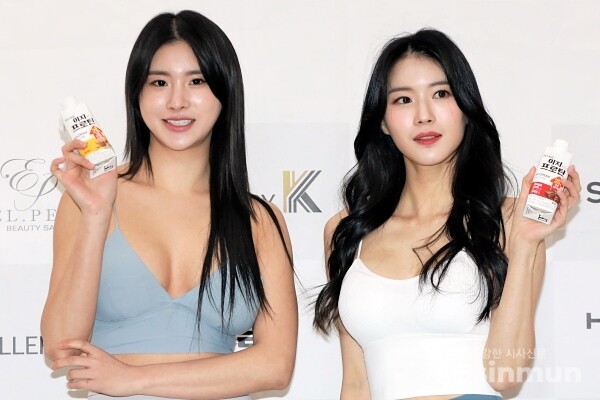 머슬퀸 송희주와 한나은이 포즈를 취하고 있다. [사진 / 오훈 기자]