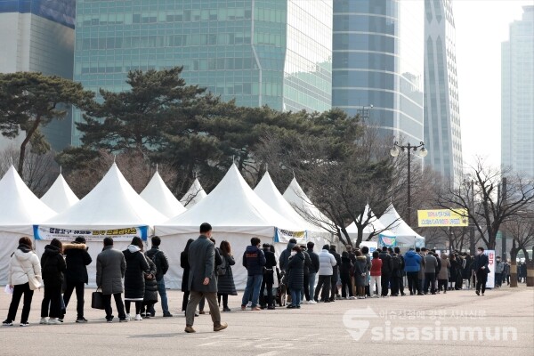 시민들이 코로나19 검사를 받기 위해 줄을 서서 기다리고 있다. [사진 / 오훈 기자]
