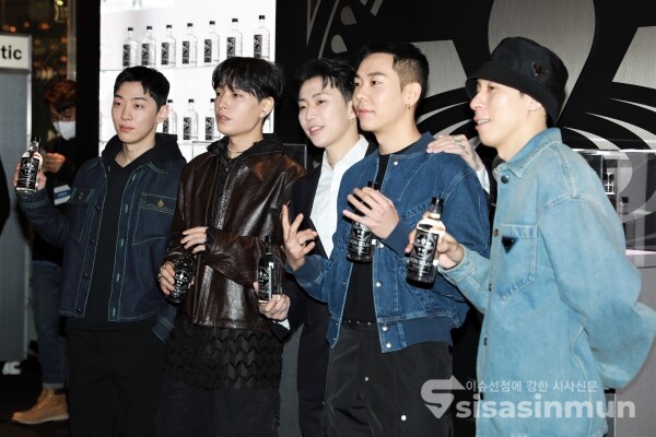 가수 그레이, 쌈디, 박재범, 로꼬, DJ 펌킨이 포토타임을 가지고 있다. [사진 / 오훈 기자]