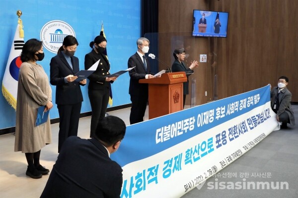 민형배 의원이 기자회견을 하고 있다. [사진 / 오훈 기자]
