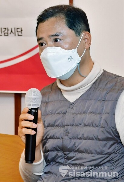 KBS 최철호 PD가 이재명 후보를 명예훼손으로 고발하는 기자회견을 하고 있다. [사진 /오훈 기자]