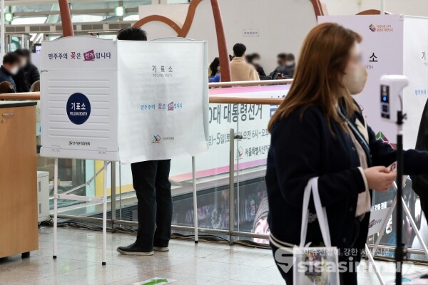시민들이 소중한 한 표를 행사하고 있다. [사진 /오훈 기자]