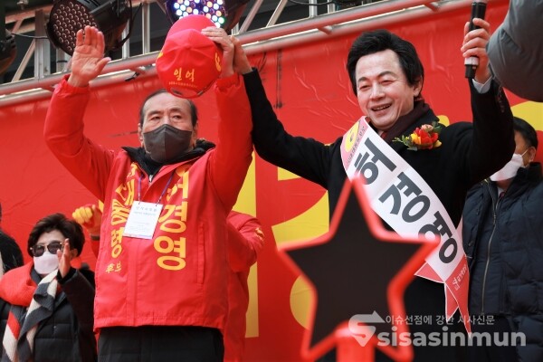 허경영 국가혁명당 대선 후보와 배우 오지명이 유권자들에게 지지를 호소하고 있다. [사진 /오훈 기자]