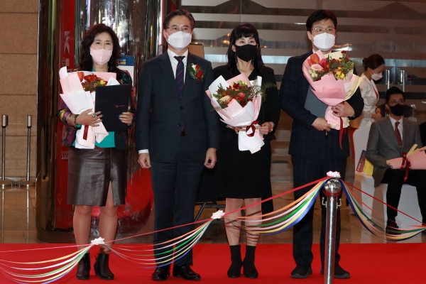 정부 포상 시상식에서 기념촬영을 하고 있다. [사진 /오훈 기자]