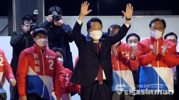 국민의힘 윤석열 대통령 당선인이 10일 오전 서울 여의도 국민의힘 중앙당사 앞에서 손을 번쩍 들어 대국민 감사인사를 하고 있다. 사진 / 권민구 기자