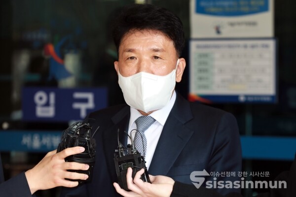 함영주 부회장이 취재진들의 질문을 받고 있다. [사진 / 오훈 기자]