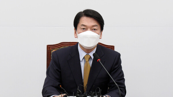 안철수 대통령직인수위원회(인수위) 위원장이 14일 국회에서 기자회견을 열며 "50여일정도 기간에 새정부의 국정청사진의 밑그림을 그려야 하기에, 밤을 새우겠다는 각오와 열정으로 성공한 정부를 만들겠다는 책임의식으로 임하겠다"고 포부를 밝혔다. 사진 / 권민구 기자