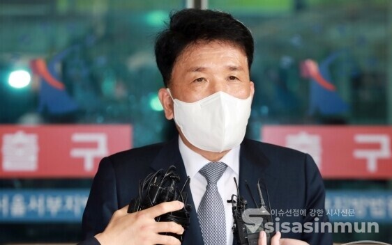 함영주 부회장이 취재진들의 질문을 받고 있다. [사진 / 오훈 기자]