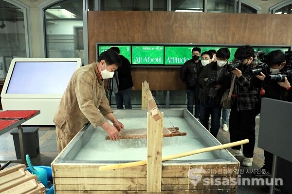 안치용 국가무형문화재 한지장이 한지 뜨기를 시연하고 있다. [사진 / 오훈 기자]