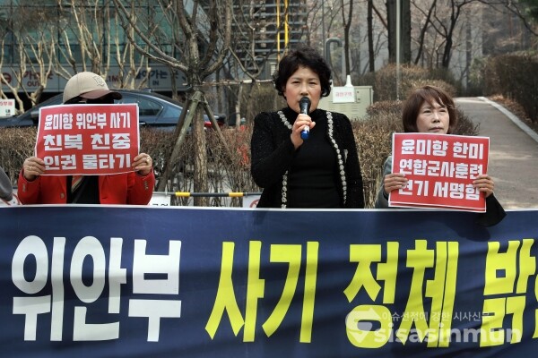 주옥순 엄마부대 대표 등 관계자들이 기자회견을 하고 있다. [사진 /오훈 기자]